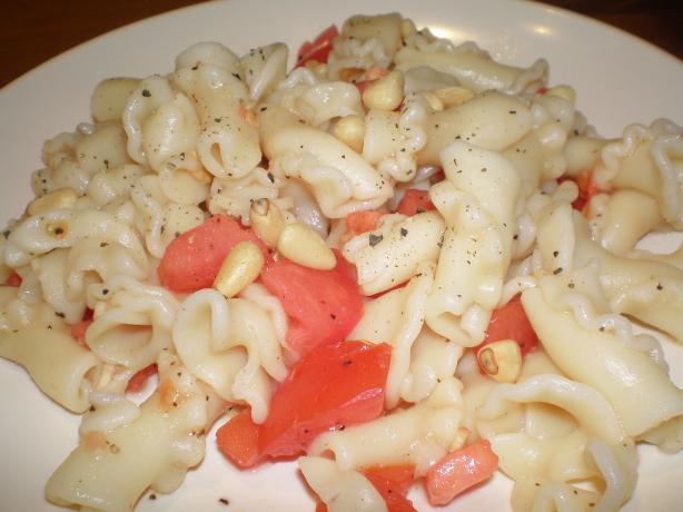 Pasta With Fresh Tomatoes and Pine Nuts. Photo by katia