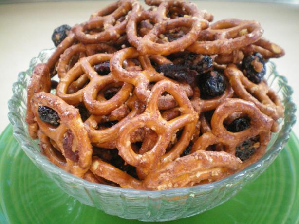 Cinnamon Bun Pretzel Mix. Photo by CoffeeB