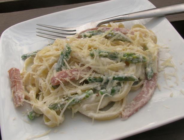 Creamy Ham and Asparagus Tagliatelle. Photo by lazyme