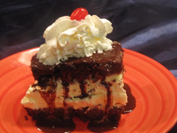 Hot Fudge Ice Cream Sundae Cake. Photo by kellychris