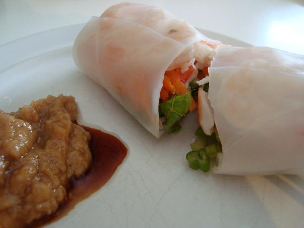 Fresh Spring Rolls With Dipping Sauce. Photo by lilsweetie
