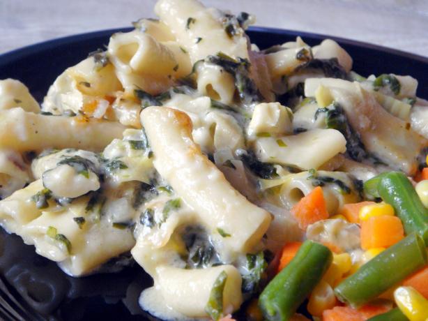 Spinach and Artichoke Mac and Cheese. Photo by Lori Mama