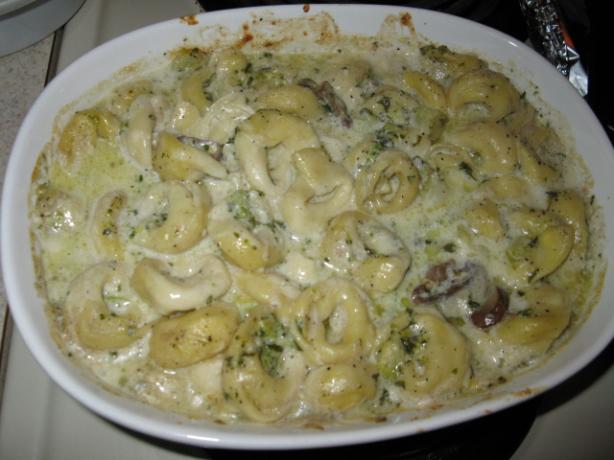 Tortellini Alfredo With Broccoli & Mushroom. Photo by Dizdezi