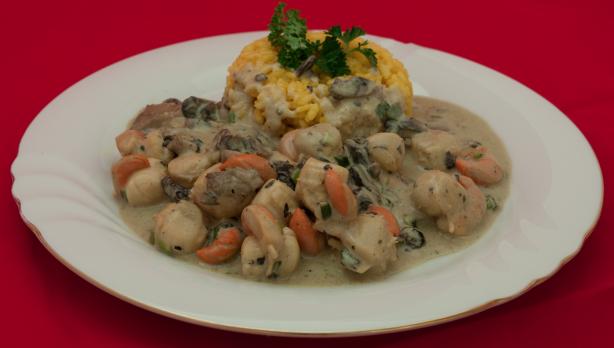 Scallops & Mushrooms  in Sour Cream. Photo by Peter J