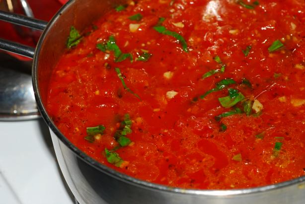 Simple Tomato Sauce. Photo by Katzen