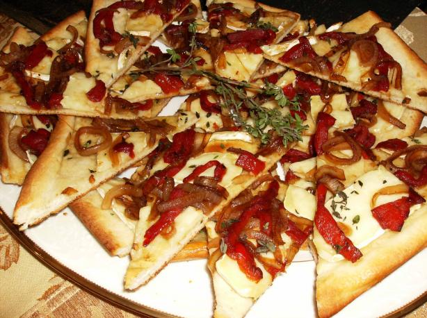 Alouette Baby Brie Caramelized Pepper & Onion Pizza. Photo by mersaydees