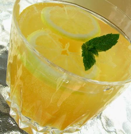 Peach Sangria. Photo by Rinshinomori