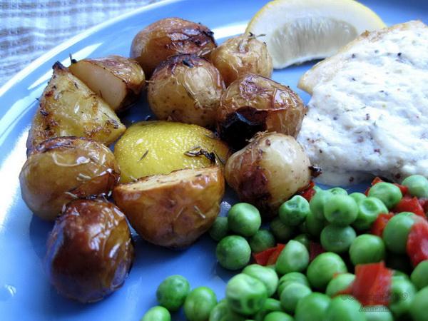 Roast Potatoes With Lemon. Photo by Annacia