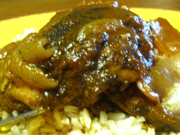 Kota Kapama(Chicken Stewed in Wine, Garlic, & Cinnamon). Photo by kellychris
