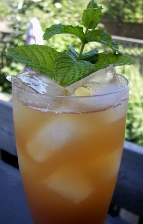 Apple Ginger Mint Iced Tea. Photo by Baby Kato