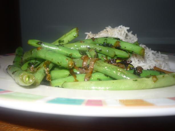 Loubieh Bizeit + Kizbarh - Lebanese String Beans + Cilantro. Photo by Maya's Mama