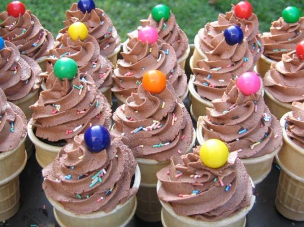 Wilton's Chocolate Buttercream Icing, Decorator Icing/Frosting. Photo by Realtor by day, Chef by night