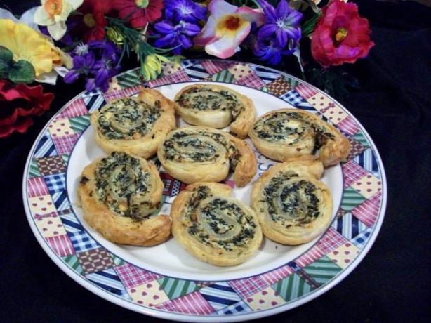 Greek Spinach Cheese Rolls (Appetisers). Photo by 2Bleu