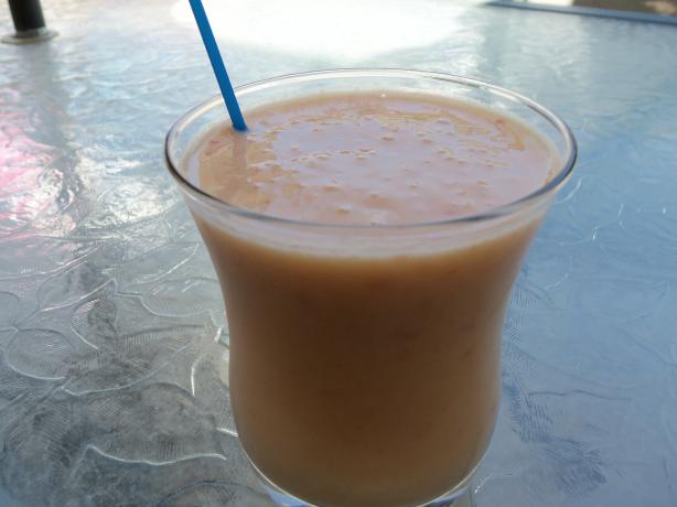 Apricot Deluxe Smoothie. Photo by AZPARZYCH