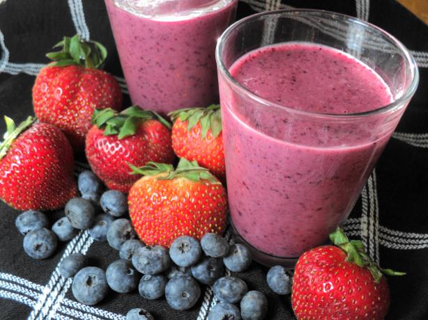 Frozen Berry and Pineapple Smoothie. Photo by Nif