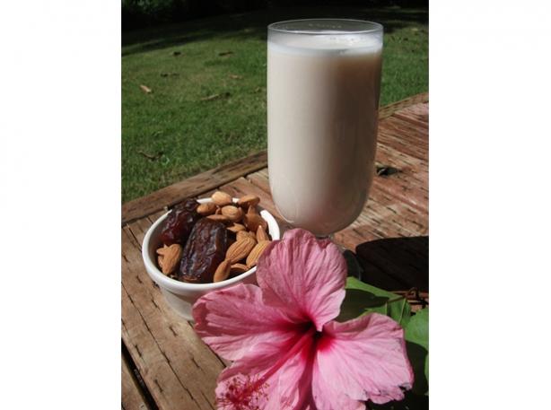 Almond Milk (Vegan, Raw, Gluten Free). Photo by Mindelicious