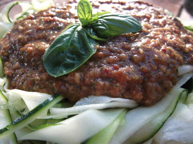 Zuchinni Pasta With Marinara Sauce (Low Fat Raw Vegan). Photo by Mindelicious