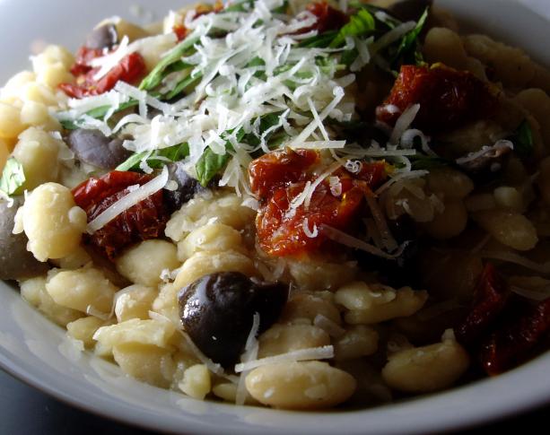 Crock Pot White Beans With Sun-Dried Tomatoes. Photo by AmandaInOz