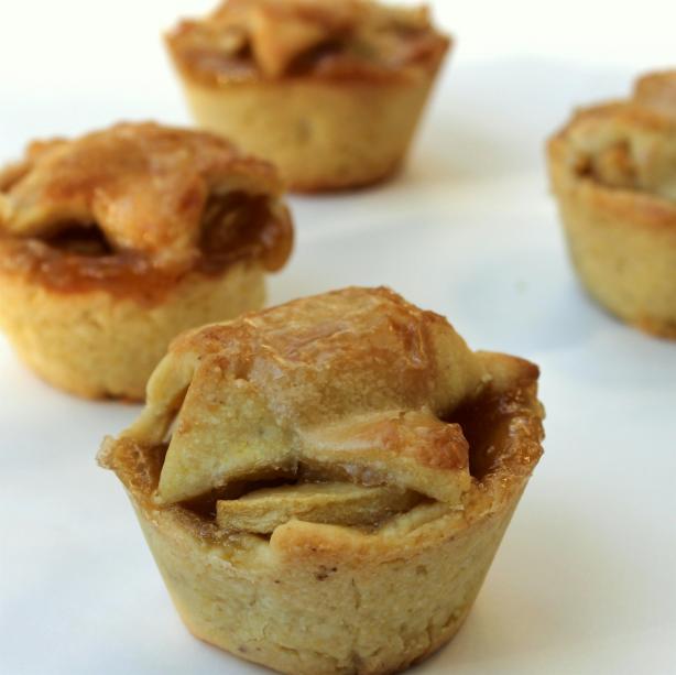 Brandy-Apple Mini Pies With Cornmeal Crust. Photo by spicyperspective