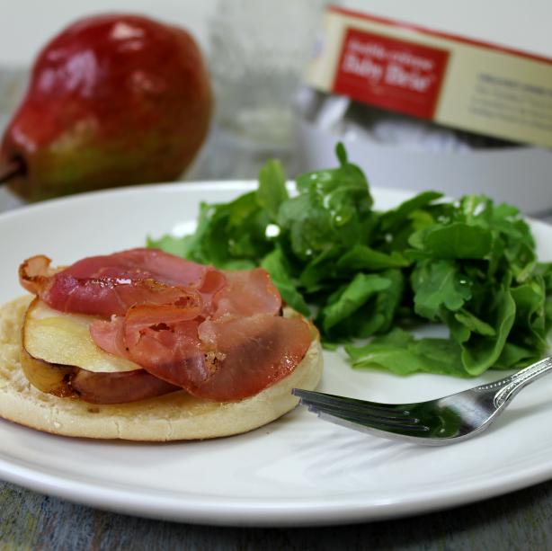 Broiled Pear and Prosciutto Toasts. Photo by spicyperspective