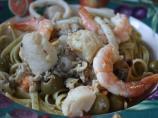 Il Linguine & La Salsa Di Pesto Con Frutta Del Mare