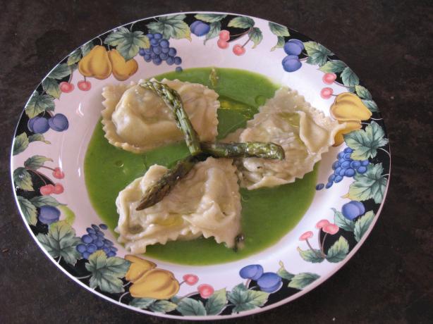 Ravioli Di Ricotta E Asparagi Con Salsa Di Piselli. Photo by MsPia