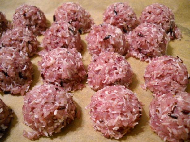Purple Rice Balls. Photo by kittycatonline.com