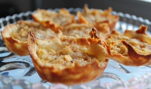 Tiny Apple Pies With Crumble Topping. Photo by Cookgirl