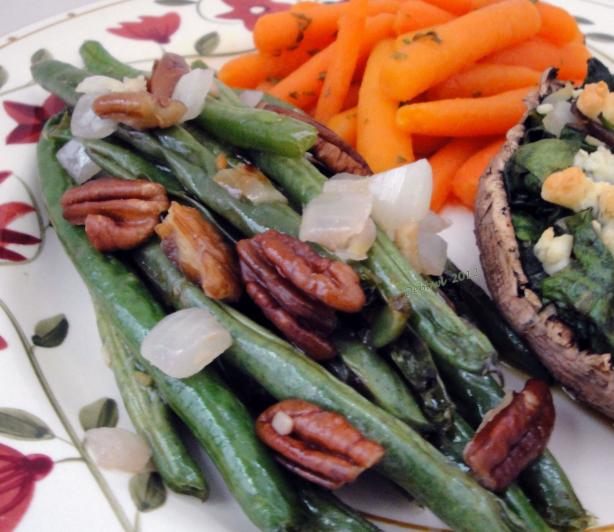 Roasted Green Beans With Garlic, Onions and Pecans. Photo by Debbwl