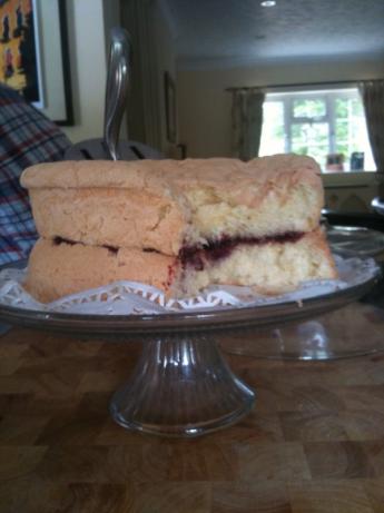Fluffy Sponge Cake. Photo by dizzie1