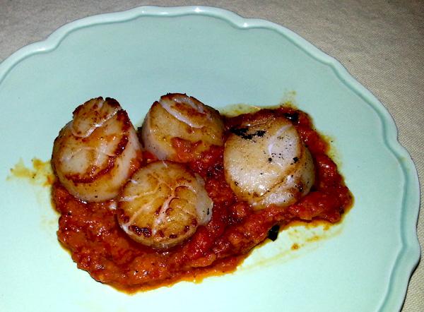 Grilled Scallops With Red Pepper Sauce. Photo by momaphet