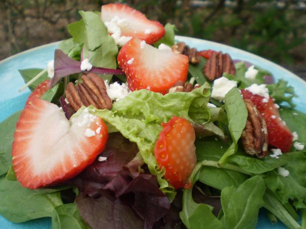 Mixed Lettuces With Strawberries, Goat Cheese and Pecans Mixed Lettuces With Strawberries, Goat Cheese and Pecans