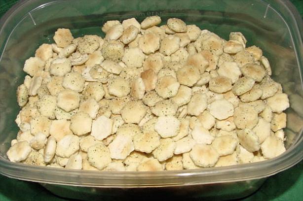 Quick Cheesy Oyster Cracker Snacks. Photo by jonesies