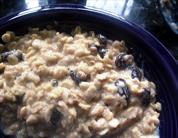 Raisin Oatmeal with Spices. Photo by windy_moon
