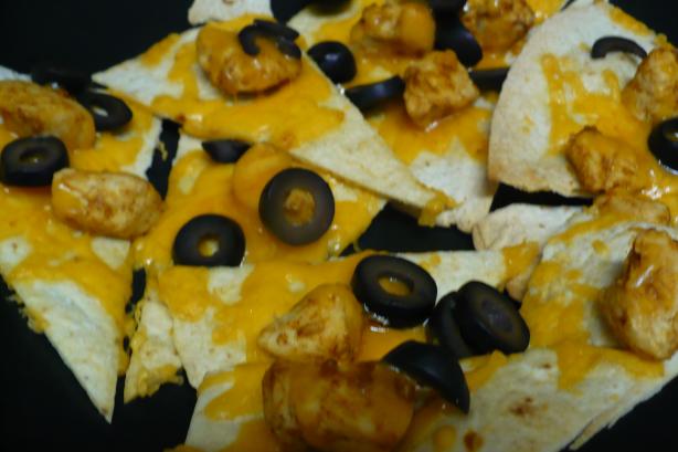 Super Bowl Easy Chicken or Beef Nachos. Photo by megs_