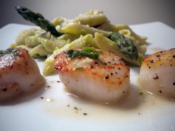Savory Sea Scallops in White Wine Sauce. Photo by Diet It Up