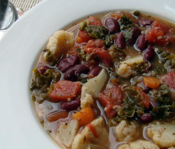 Healthy Bean Soup With Kale. Photo by Mamascookin