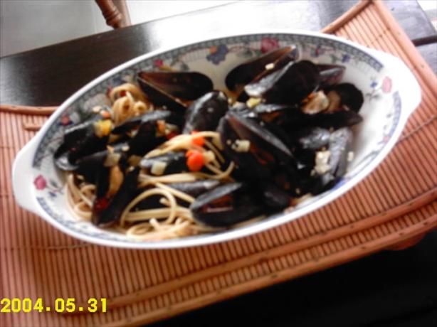 spicy mussels in white wine sauce. Photo by chia
