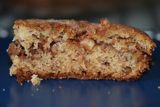 Delicious Banana Cake with Streusel Filling. Photo by Katzen