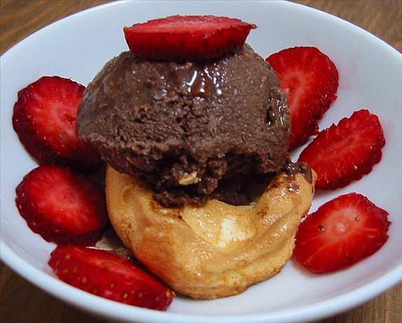 Meringue Tarts With Strawberries. Photo by WaterMelon