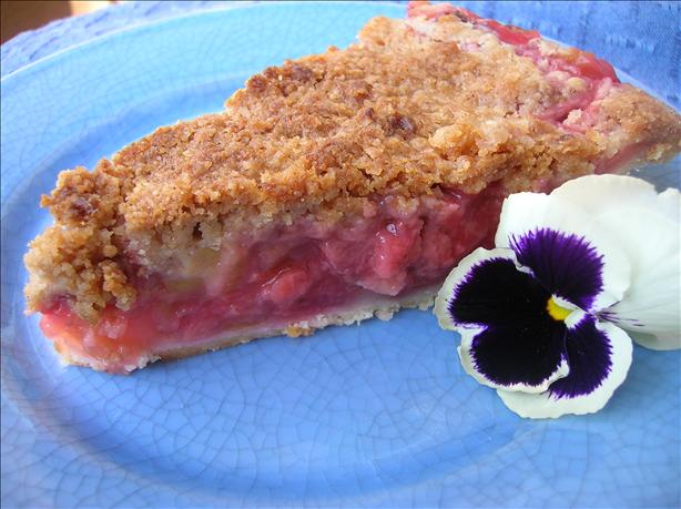 Strawberry Rhubarb Streusel Pie. Photo by Pam-I-Am