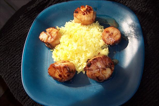 Tapas - Scallops in Saffron & Rioja Wine Sauce. Photo by duonyte