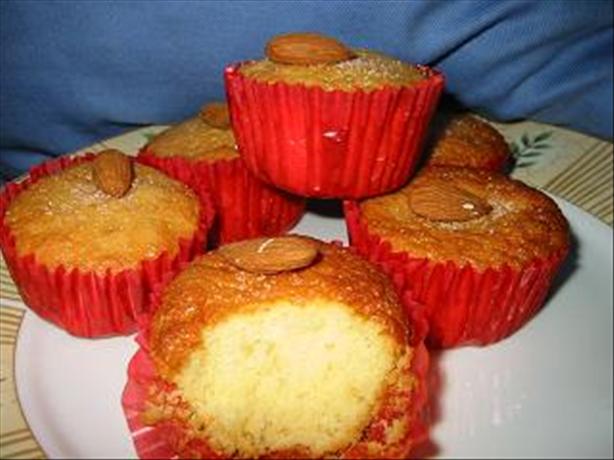 Honey Sponge Cupcakes. Photo by WaterMelon