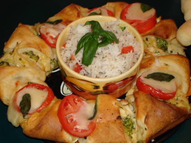 Chicken, Broccoli and Cheese Crescent Wreath. Photo by Linajjac