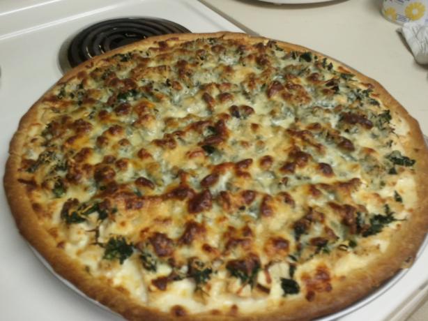 Chicken & Spinach Alfredo Pizza. Photo by lgolden39